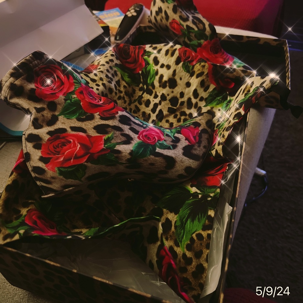 Beautiful new with tag D&G ankle boots